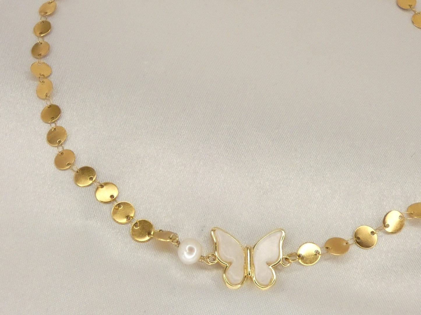 Collier en acier avec petite perle blanche et papillon