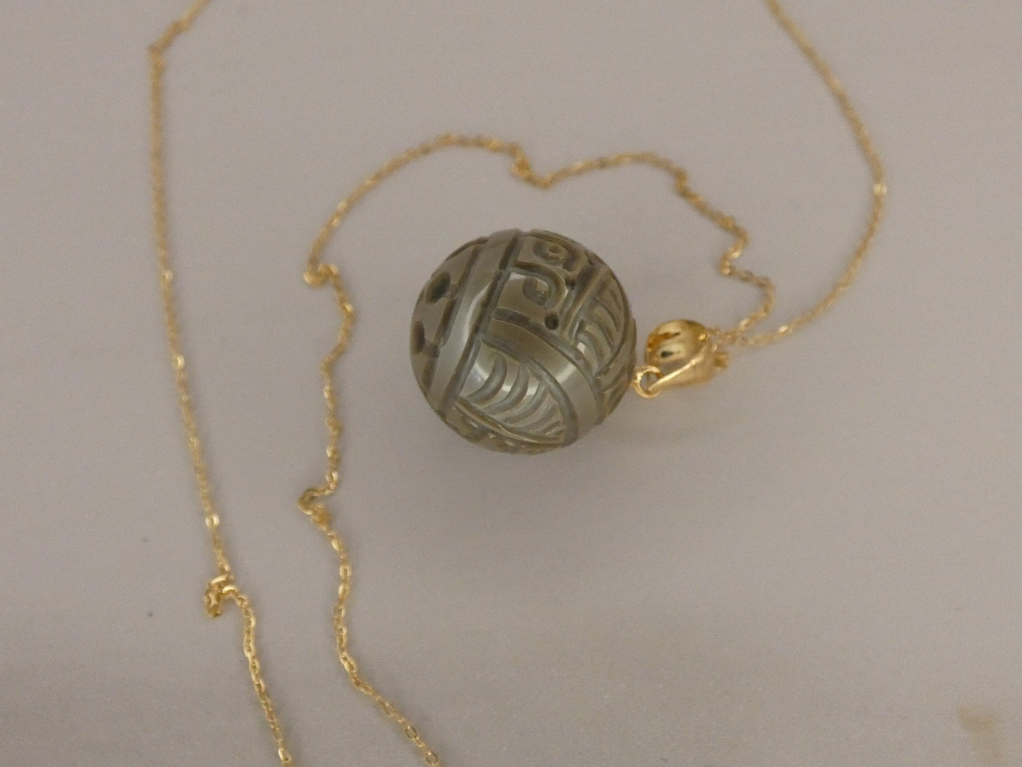 Collier en or 18 carats et perle de Tahiti gravée