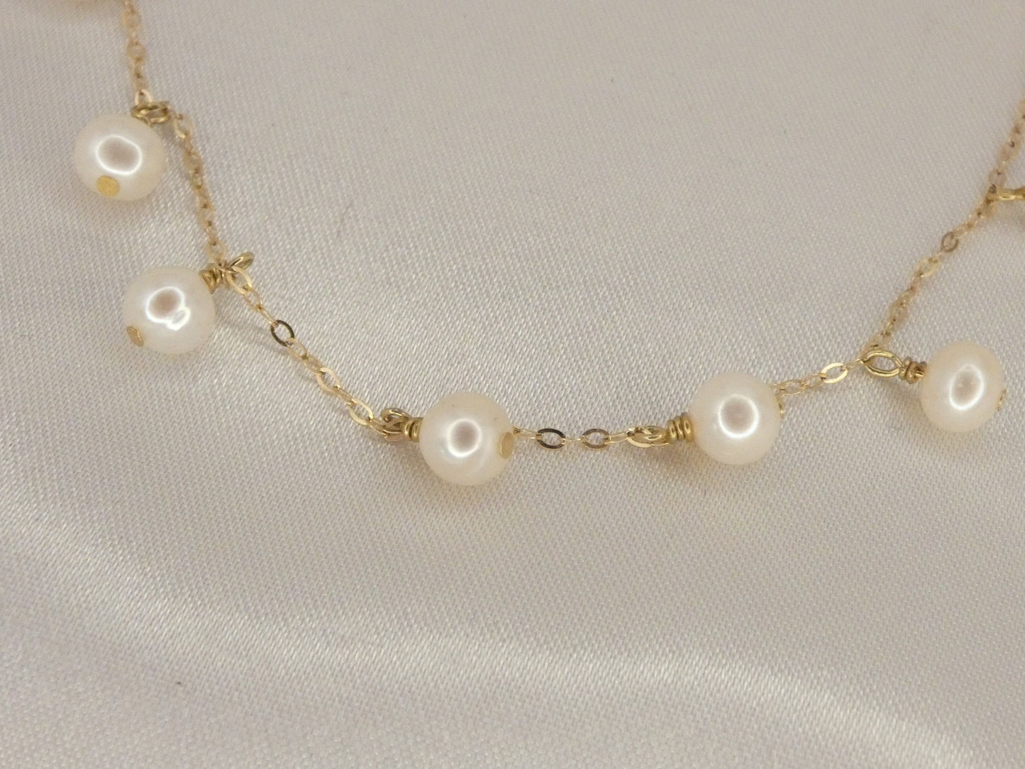 Collier avec petites perles blanches