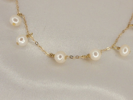 Collier avec petites perles blanches