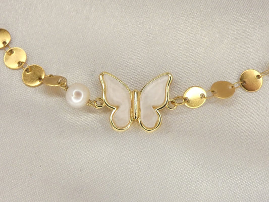 Collier en acier avec petite perle blanche et papillon