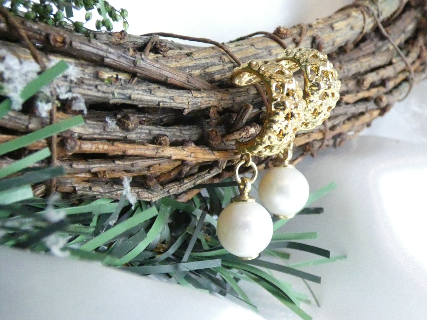 Demi-créoles en plaqué or avec perle blanche