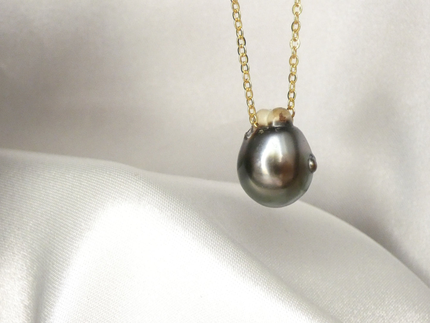 Collier en plaqué or et perle de Tahiti en goutte naturelle