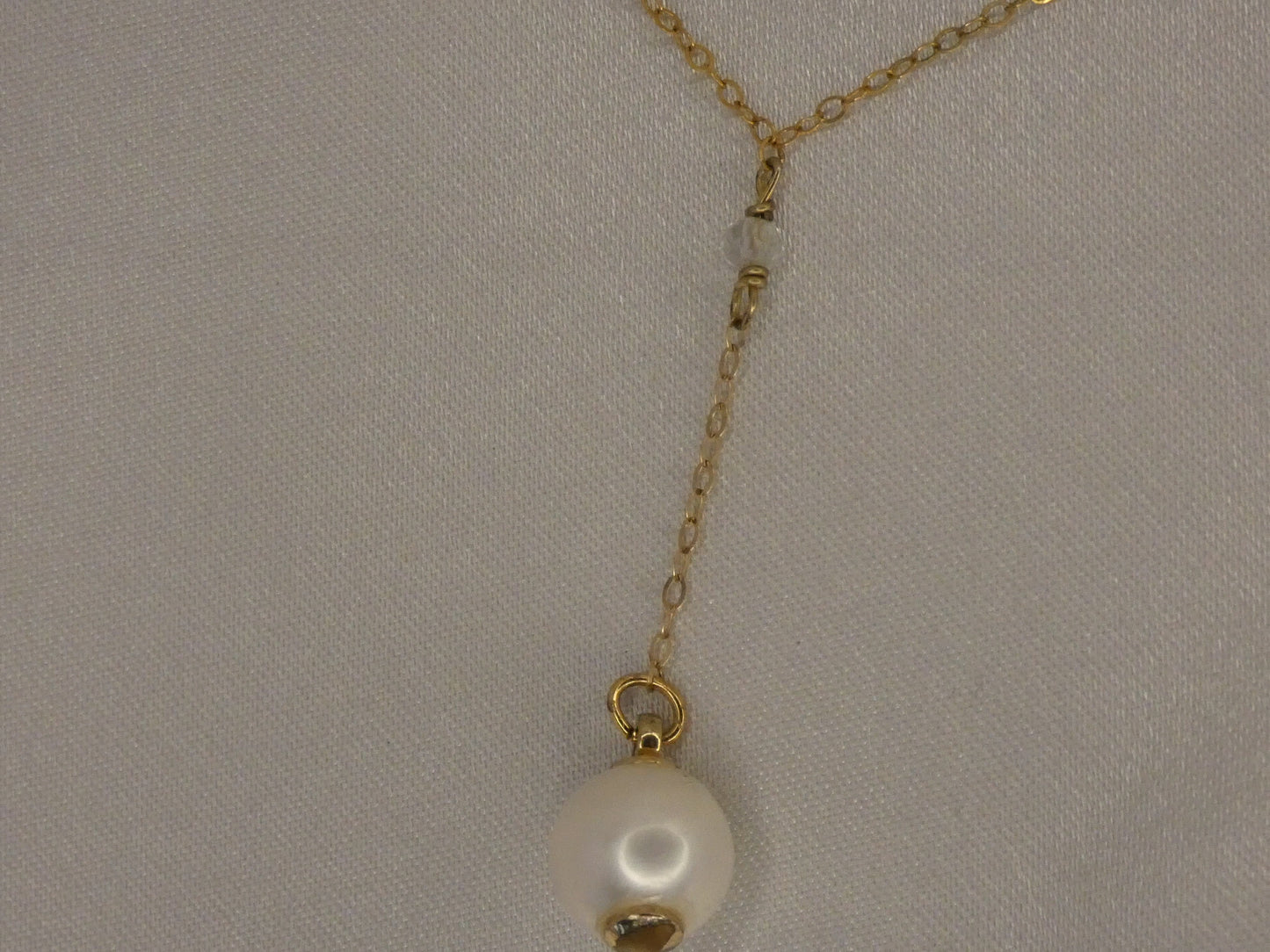 Collier gold filled 14 carats avec perle blanche pendante
