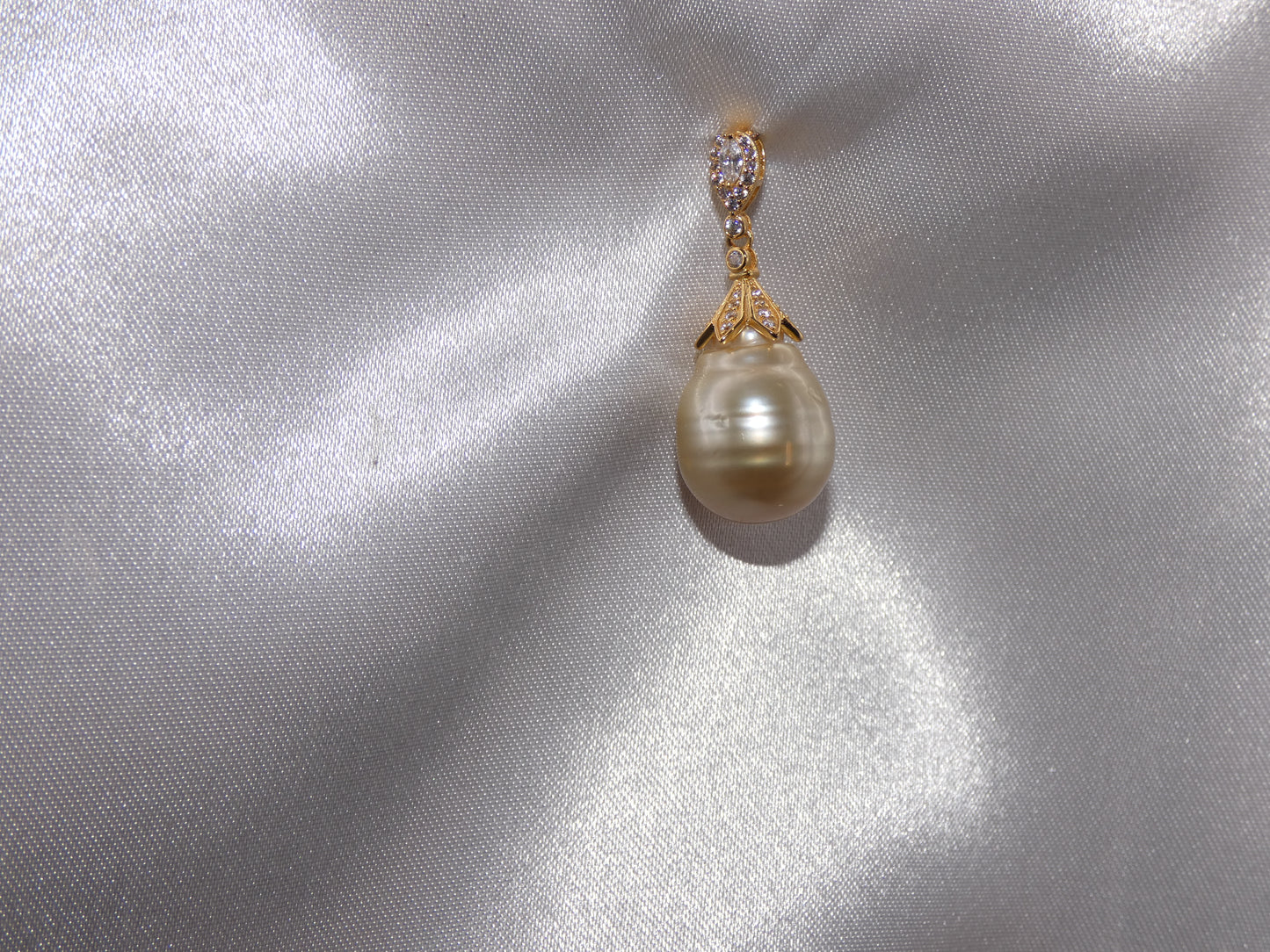 Pendentif de perle d'Australie plaqué or et zirconium