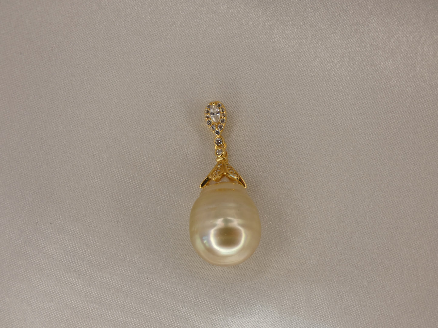 Pendentif de perle d'Australie plaqué or et zirconium