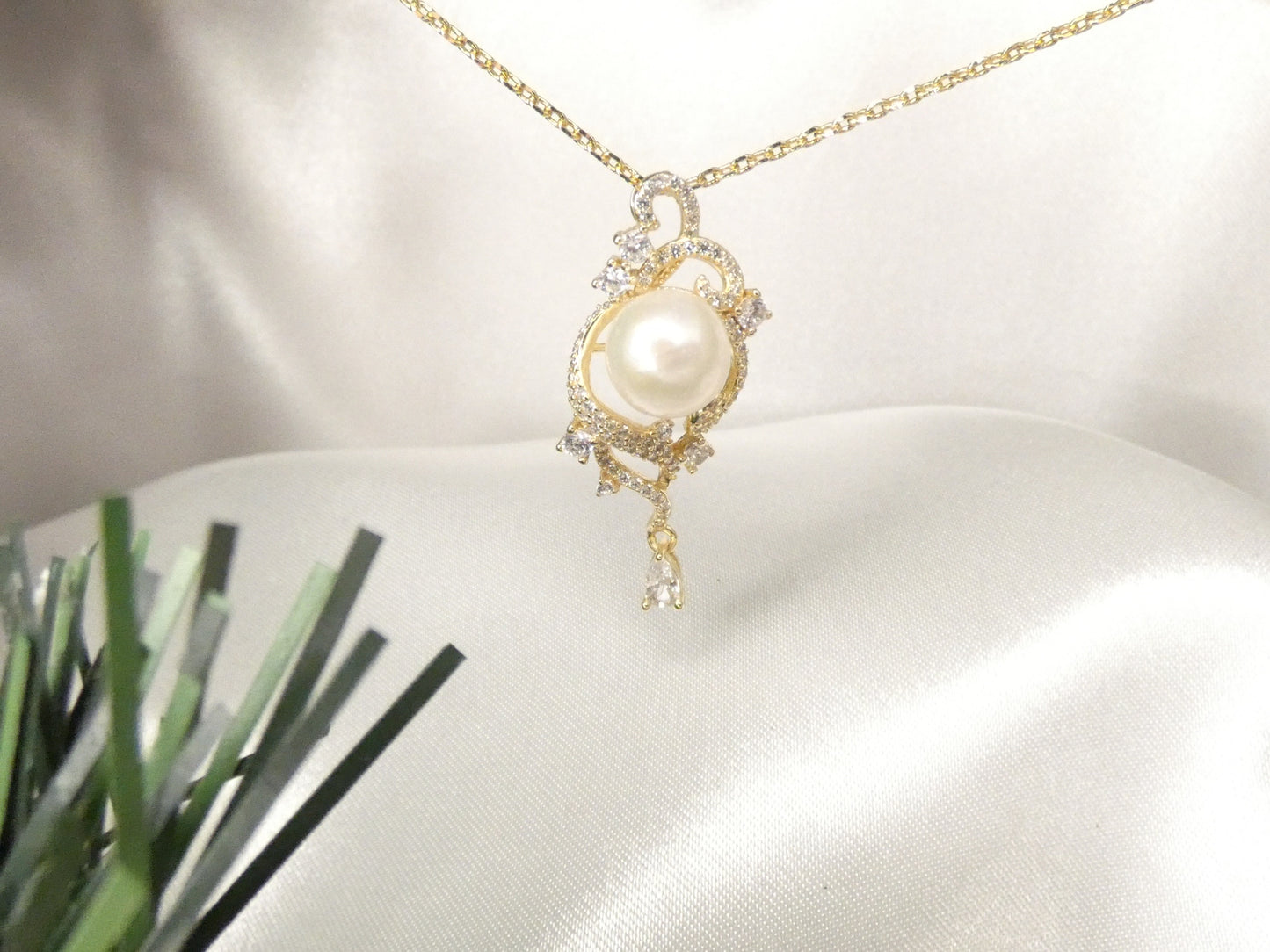 Collier plaqué or avec pendentif arabesque ,perle de culture et zirconium