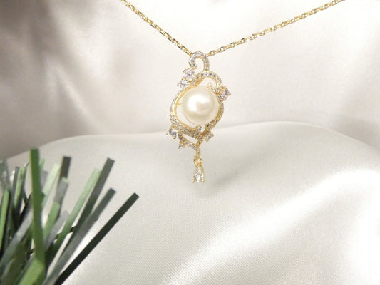 Collier plaqué or avec pendentif arabesque ,perle de culture et zirconium