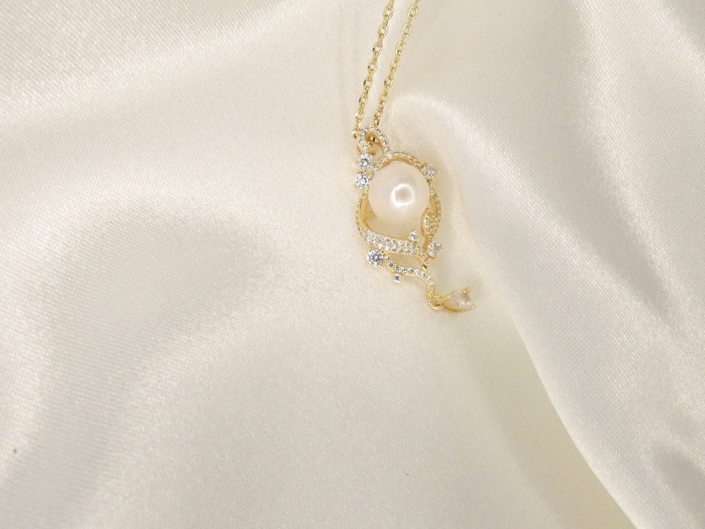 Collier plaqué or avec pendentif arabesque ,perle de culture et zirconium
