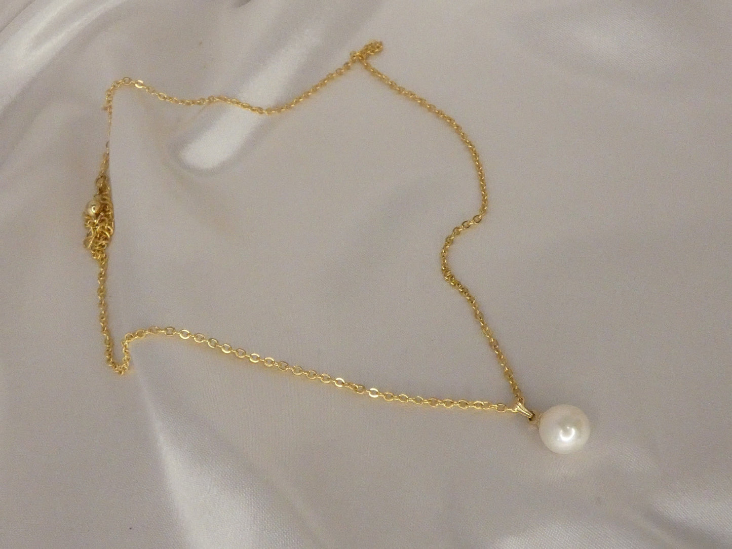 Collier plaqué or avec perle blanche