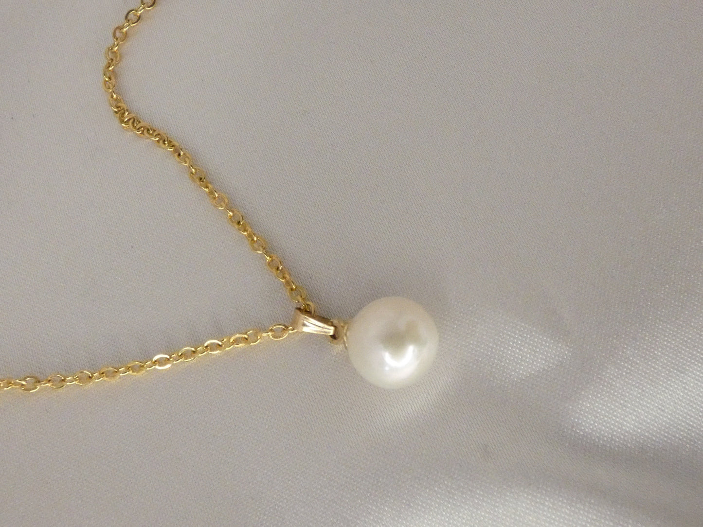 Collier plaqué or avec perle blanche