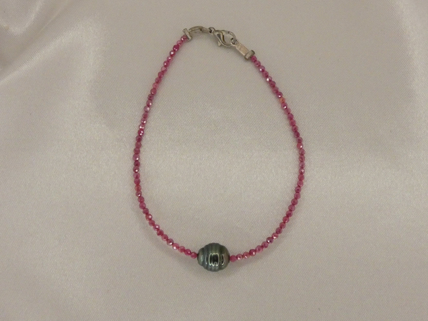 Bracelet perle de Tahiti cerclé et pierre de Lune rouge