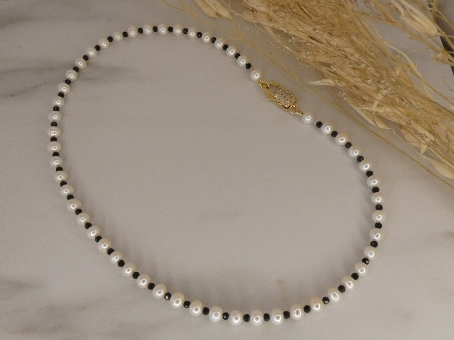 Collier de perle d'eau douce blanche avec Onyx et fermoir cadenas