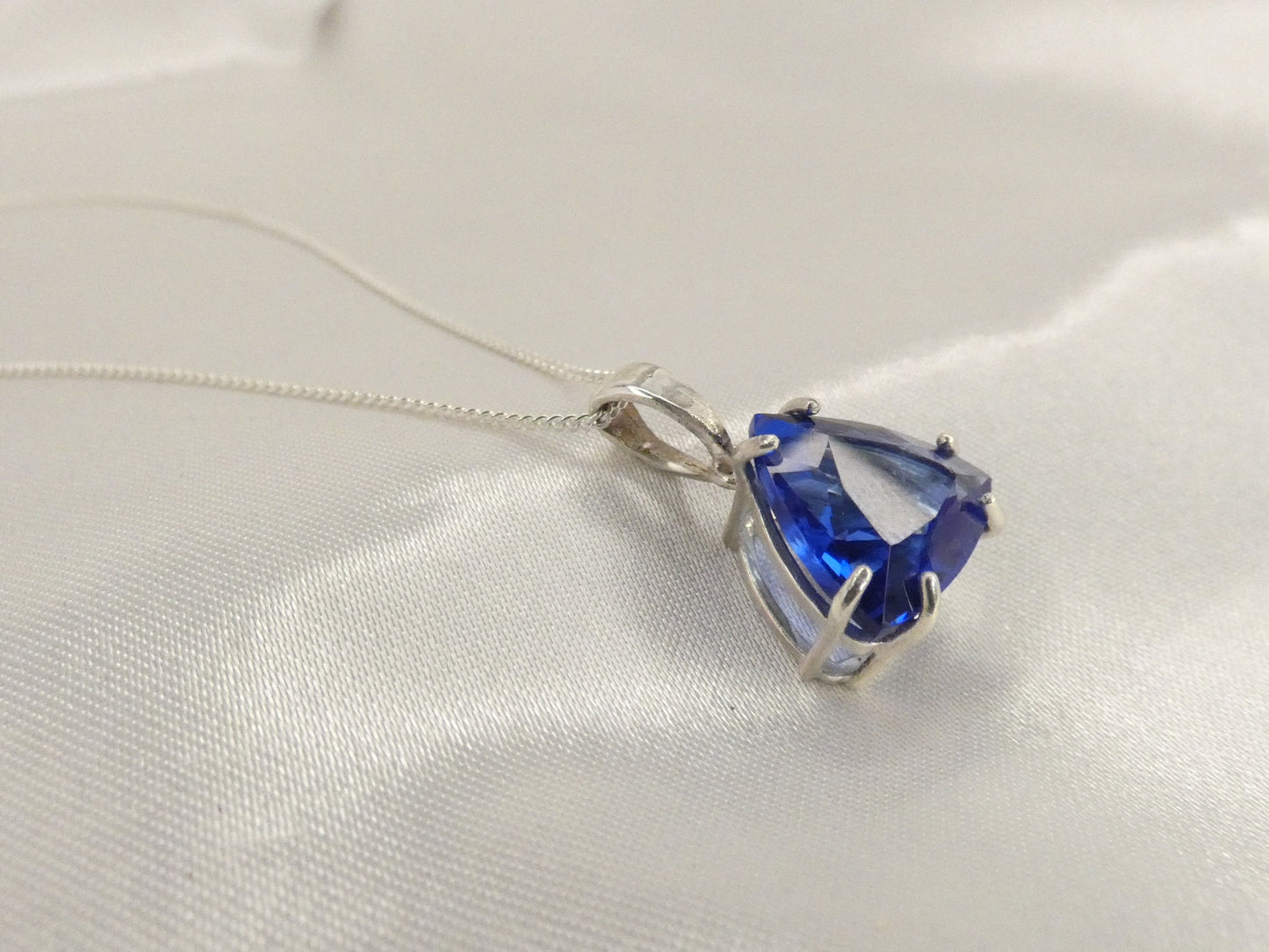 Collier et Pendentif Saphir trillion