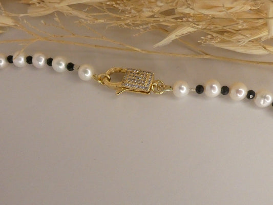 Collier de perle d'eau douce blanche avec Onyx et fermoir cadenas