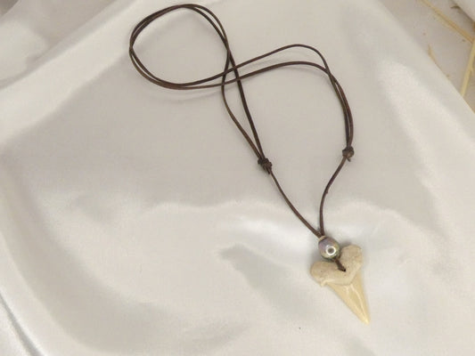 Collier en cuir avec dent de requin