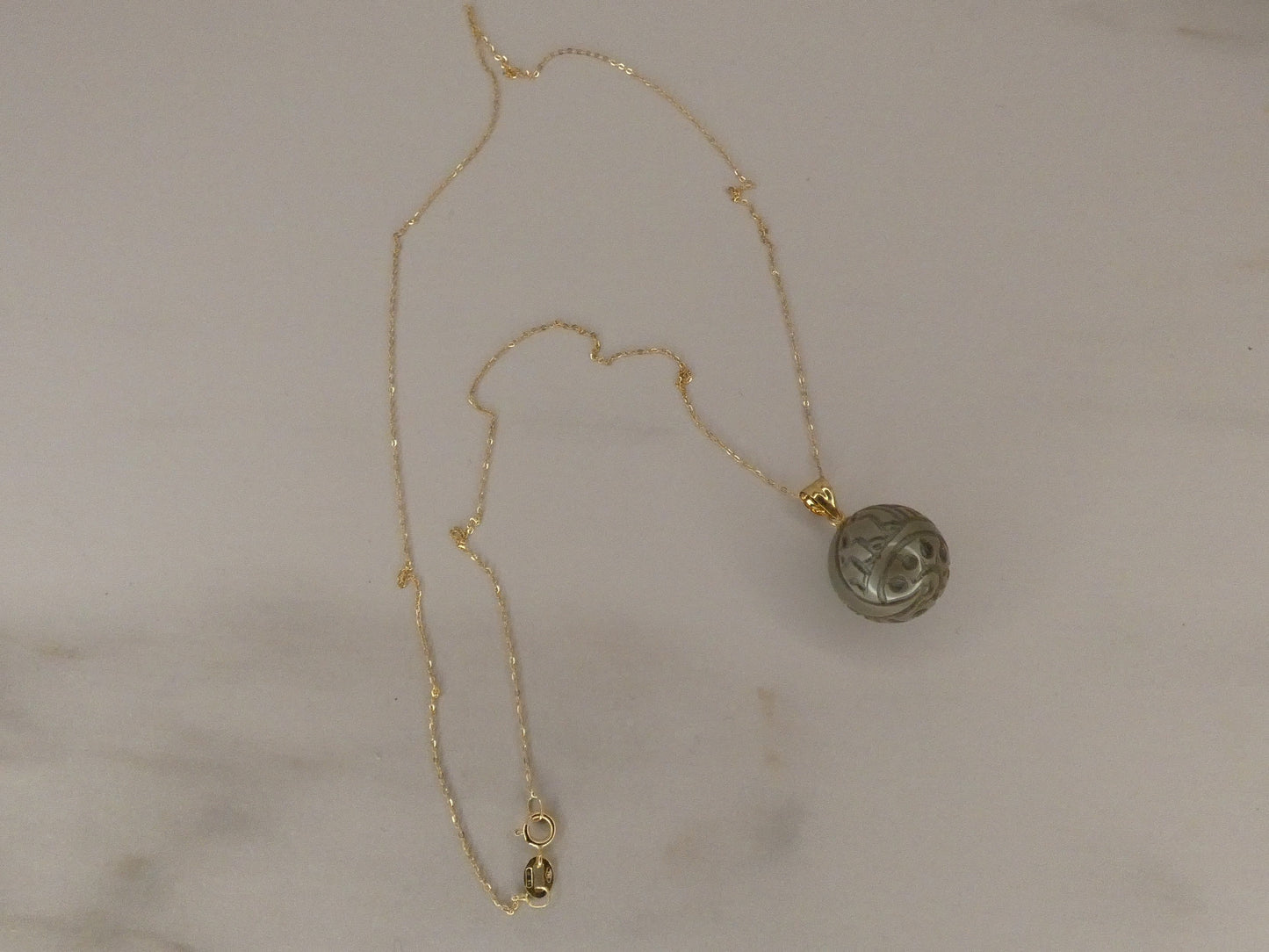 Necklace in 18 carat gold and engraved Tahitian pearl
