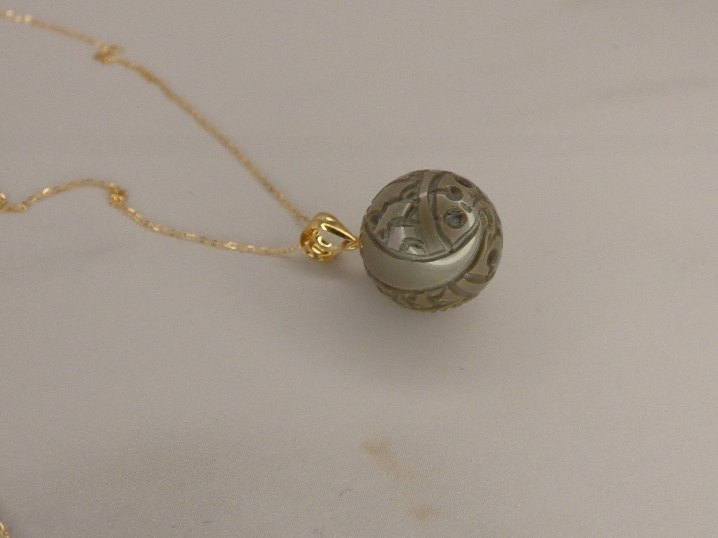 Necklace in 18 carat gold and engraved Tahitian pearl