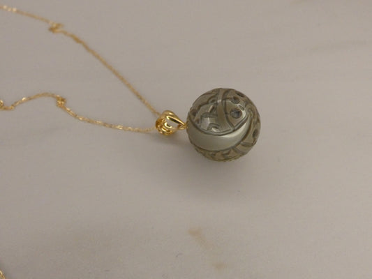 Collier en or 18 carats et perle de Tahiti gravée