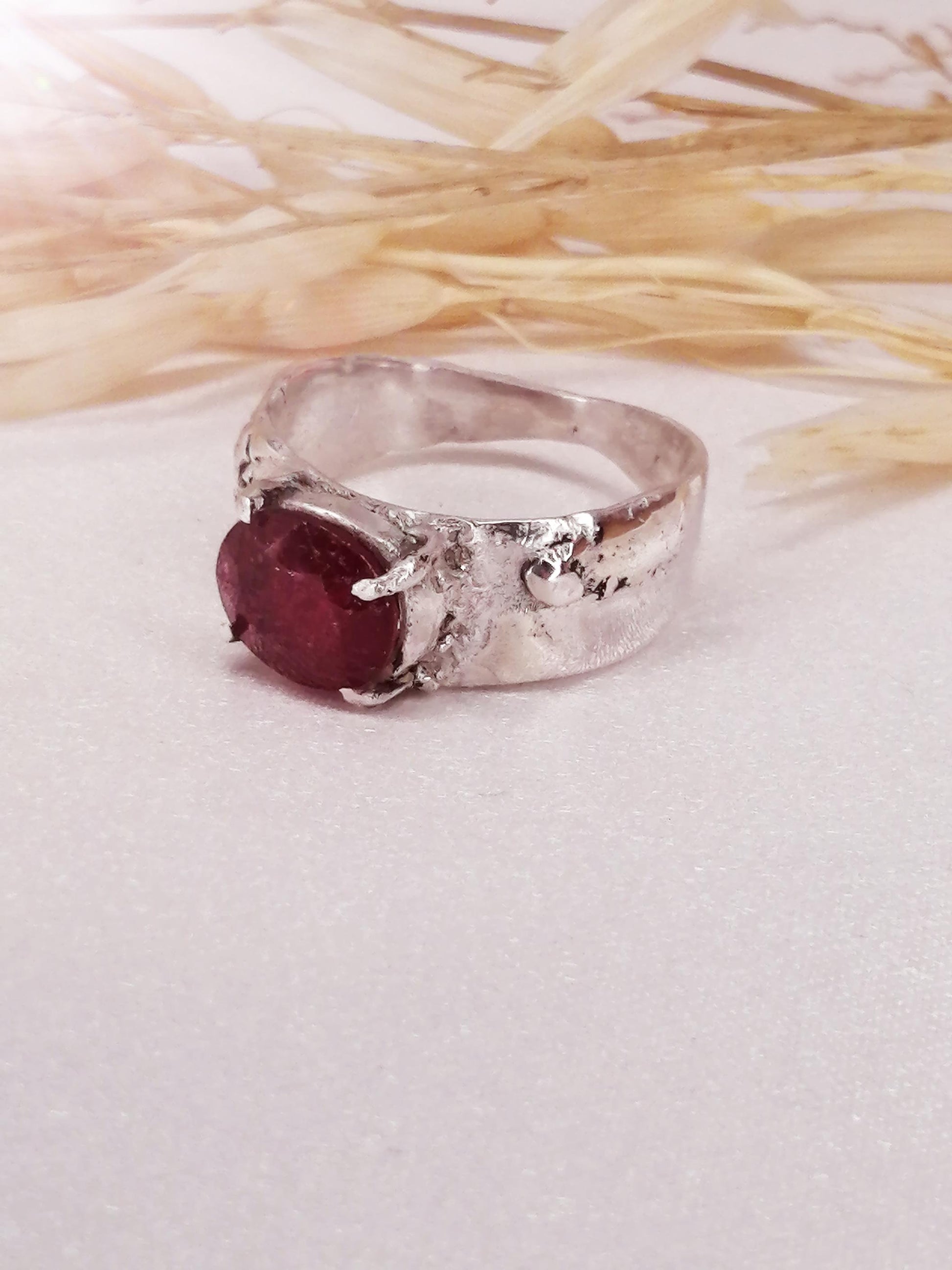 jolie bague en argent façonnée et forgée a la main avec un beau rubis serti griffe