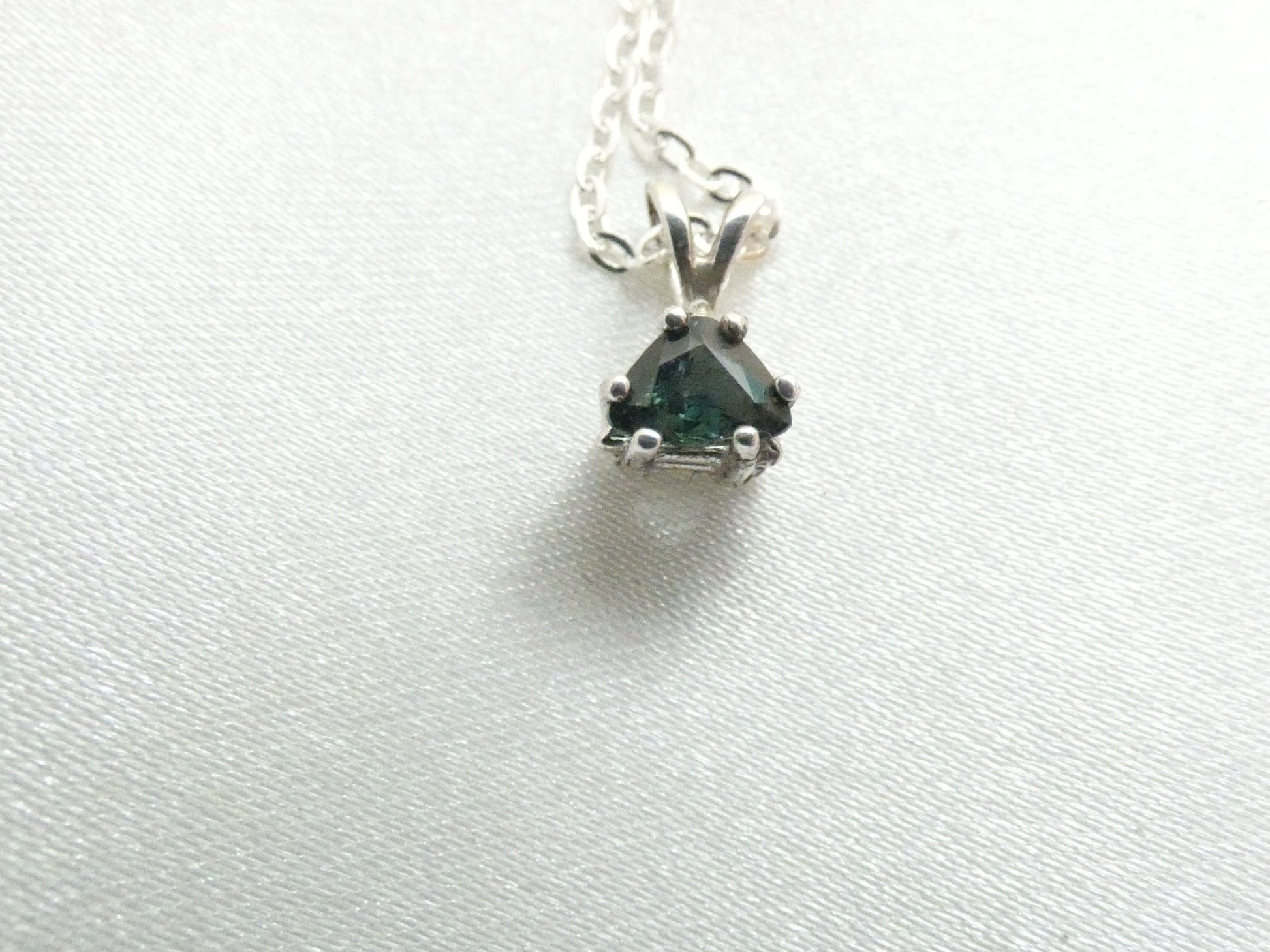 Collier pendentif en saphir de 6 mm, délicat et raffiné, élégant pour toutes occasions.
