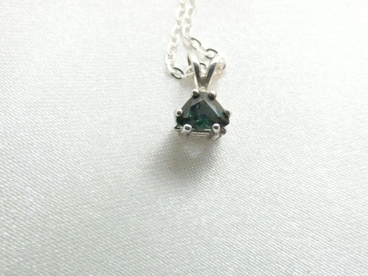 Collier pendentif en saphir de 6 mm, délicat et raffiné, élégant pour toutes occasions.